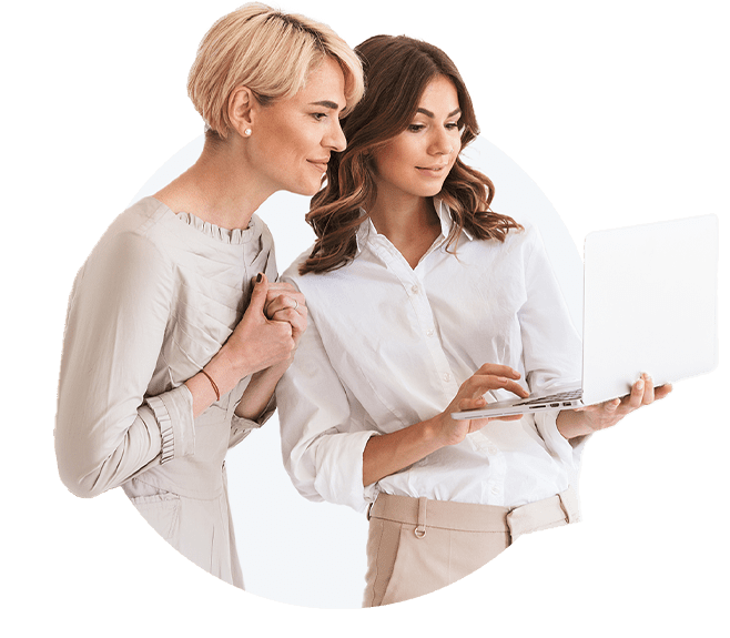 Dos mujeres mirando una computadora portátil