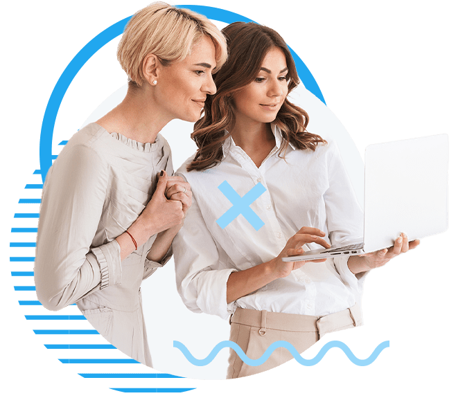 Dos mujeres mirando una computadora portátil