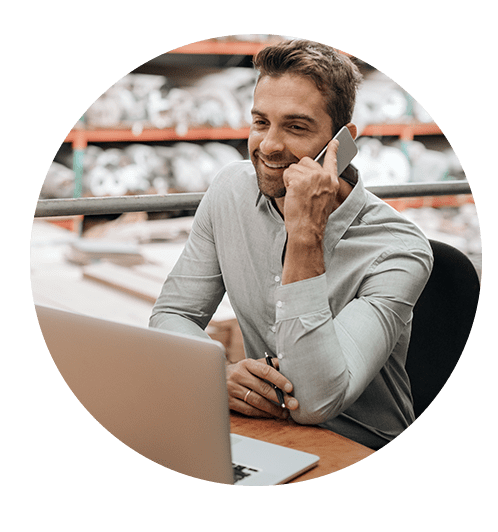 Homme au téléphone pour une entreprise manufacturière